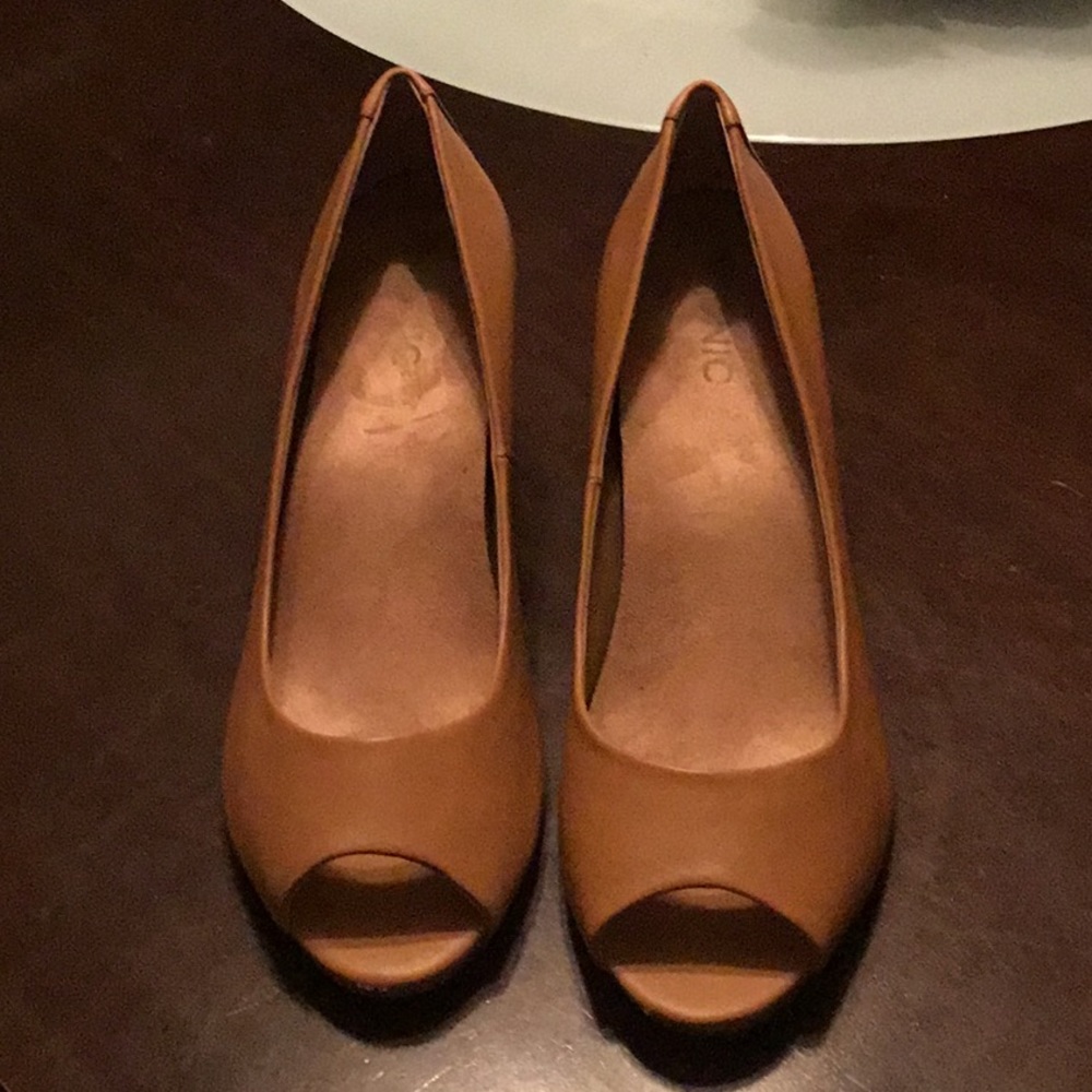 Vionic leather peep-toe shoe